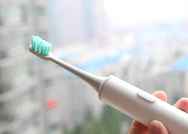 電動牙刷會對牙齒造成傷害嗎？原來牙齒受損與這兩者有關(guān)